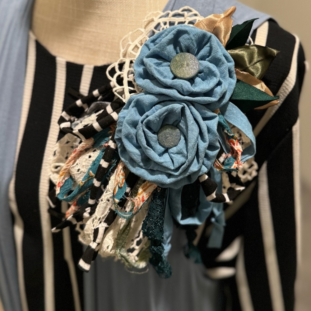 New Adorning by D *New Scrappy Flower Pin Boutique brooch ladies OOAK